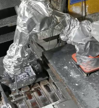 鋁錠刮渣機(jī)器人鋁錠撈渣機(jī)鋁錠刮皮機(jī)