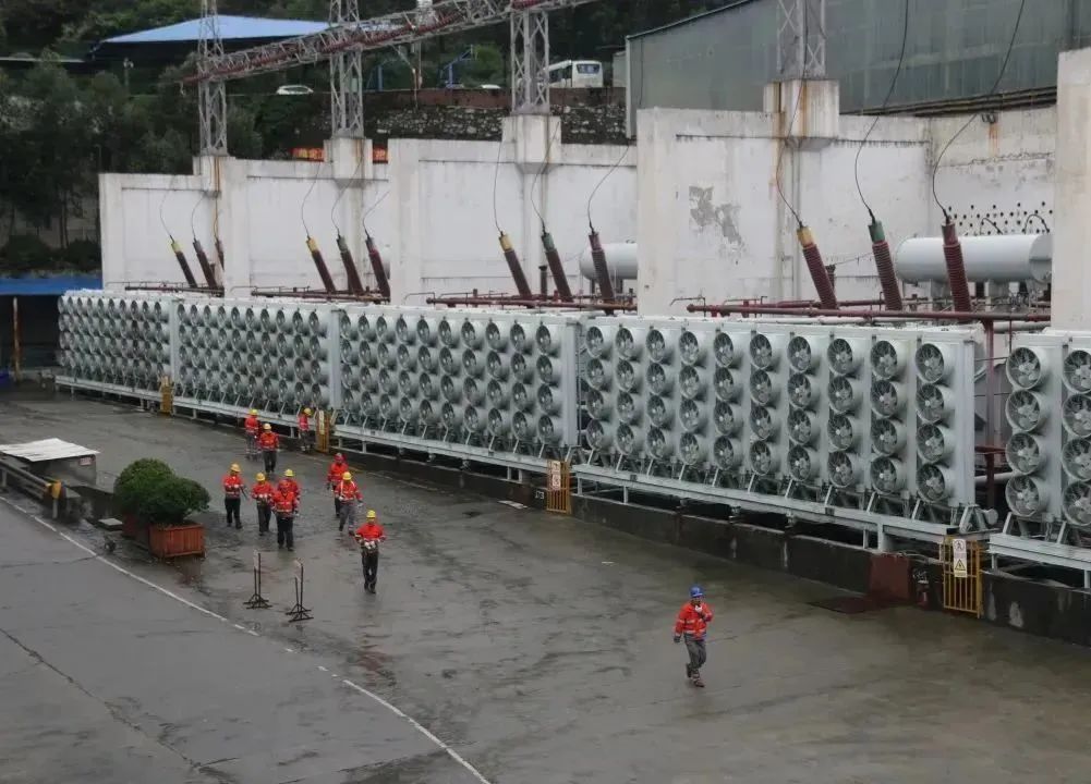 阿壩鋁廠4臺電解槽順利通電，開始正式復(fù)工復(fù)產(chǎn)