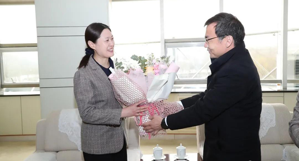 鄒平市委副書記王東來(lái)魏橋創(chuàng)業(yè)集團(tuán)慰問(wèn)三八紅旗集體和三八紅旗手