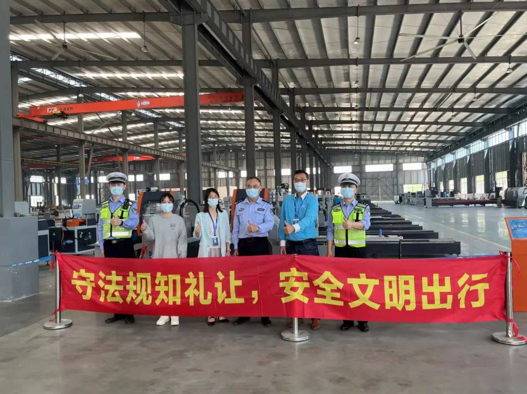 肇慶市交警支隊(duì)第三大隊(duì)蒞臨海富納集團(tuán)進(jìn)行交通安全知識(shí)普及培訓(xùn)