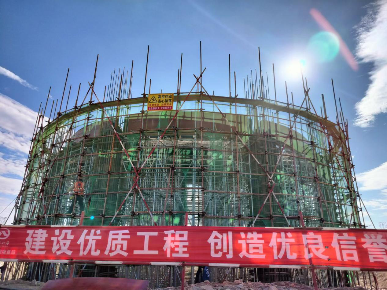 八冶安裝建設(shè)公司云南宏合項(xiàng)目新鮮氧化鋁倉椎體吊裝圓滿完成