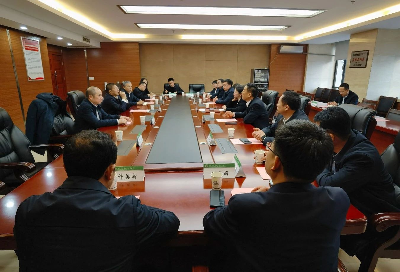 范順科理事長會見濰坊市委常委、臨朐縣委書記劉艷芳和華建鋁業(yè)董事長吳維光一行