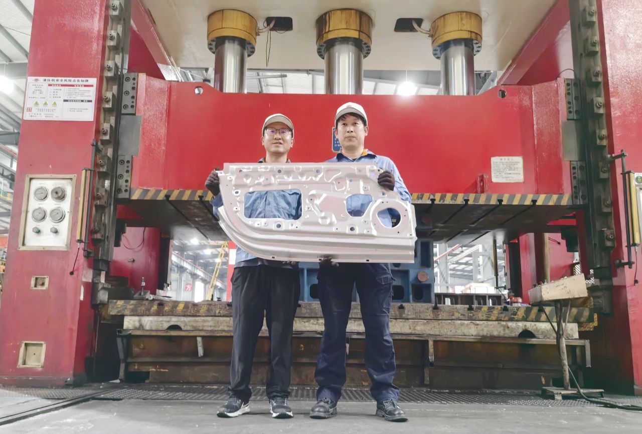 東輕鋁合金汽車內(nèi)板件沖壓成功
