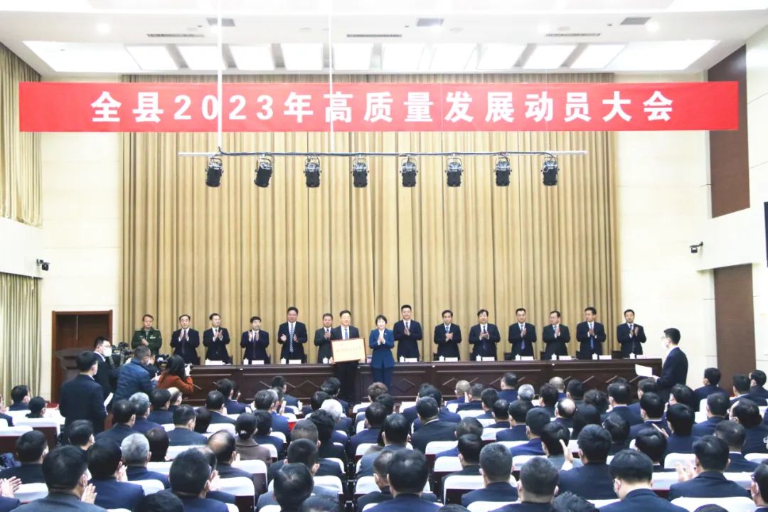 華建鋁業(yè)集團(tuán)再次榮獲臨朐縣“經(jīng)濟(jì)發(fā)展突出貢獻(xiàn)獎(jiǎng)”