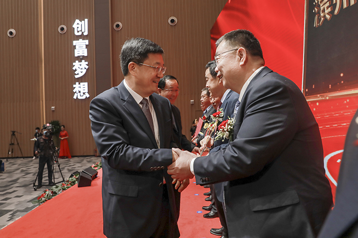 第三屆濱州市企業(yè)家大會(huì)召開(kāi) 創(chuàng)新金屬崔立新連續(xù)第三次榮獲優(yōu)秀企業(yè)家“金獅獎(jiǎng)”