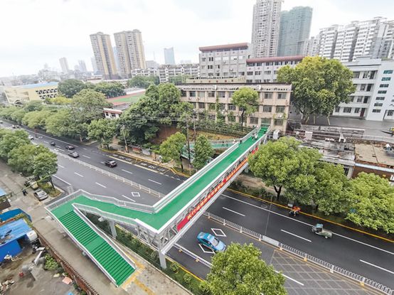 中科廊橋完成岳陽市四中人行天橋項(xiàng)目.png