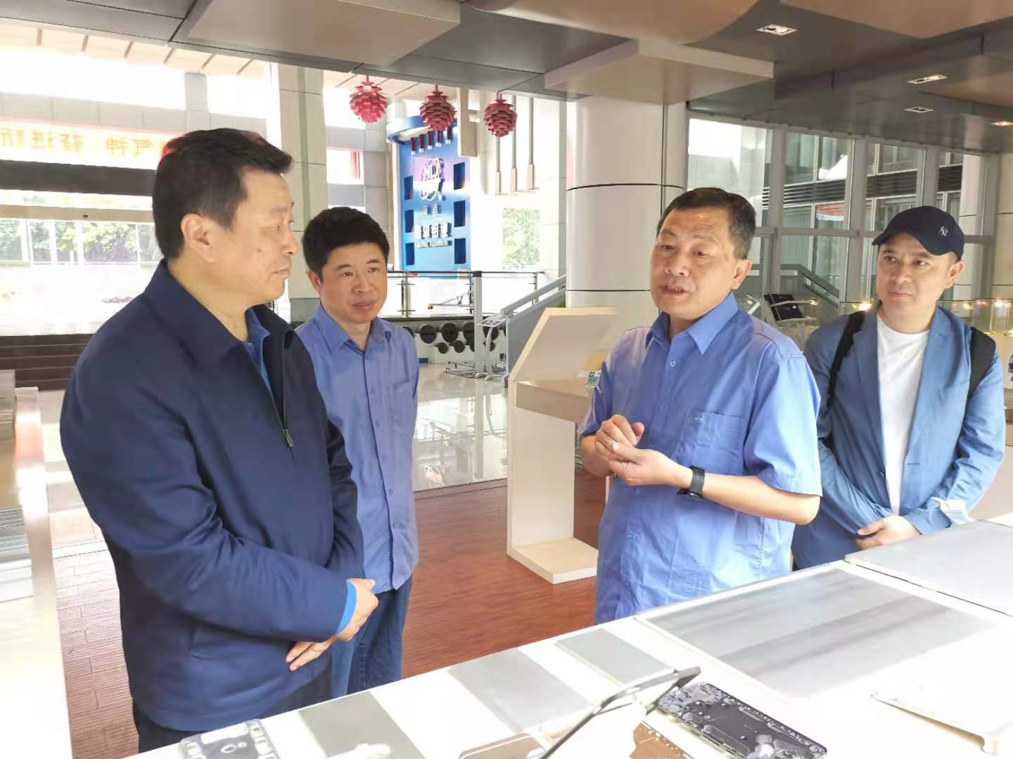 章吉林一行參觀南平鋁業(yè)展廳.jpg