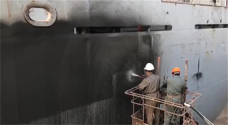 船舶水噴砂除銹現(xiàn)場.jpg
