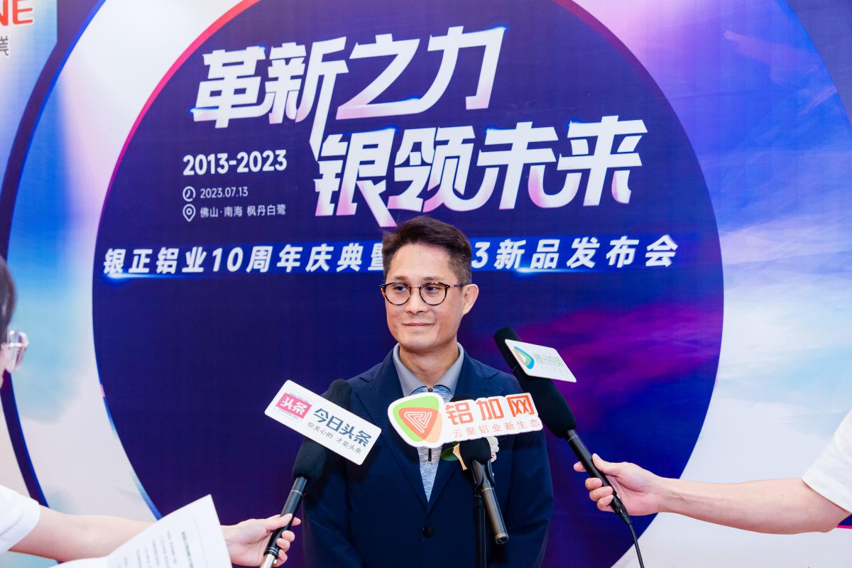 文家強接受媒體采訪.jpg