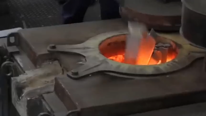 千度鋁水能熔化玻璃球么，老外作死實(shí)驗(yàn)，場(chǎng)面太瘋狂了！