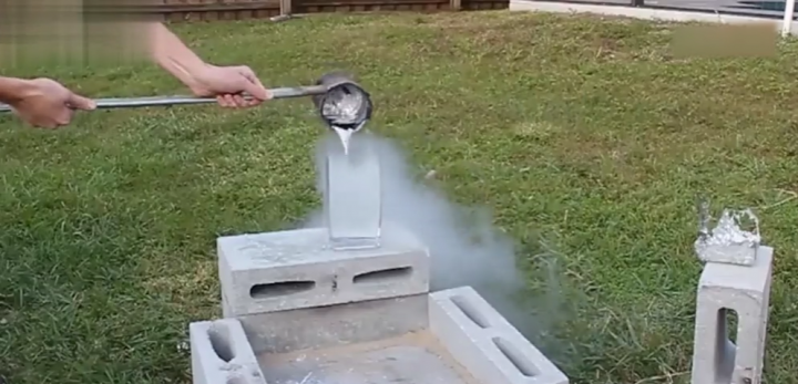 老外將660℃的鋁水倒入-196℃的液氮中，下一秒看得我手機(jī)沒(méi)拿穩(wěn)