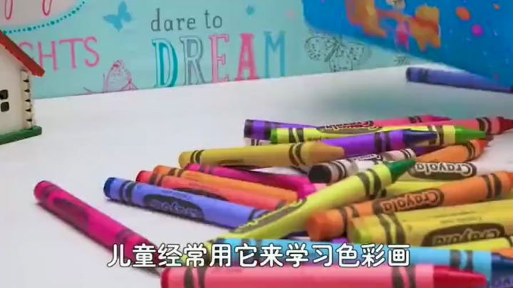 老外把鋁水澆在蠟筆上，蠟筆可以像蠟燭一樣點燃嗎？鋁水變色了