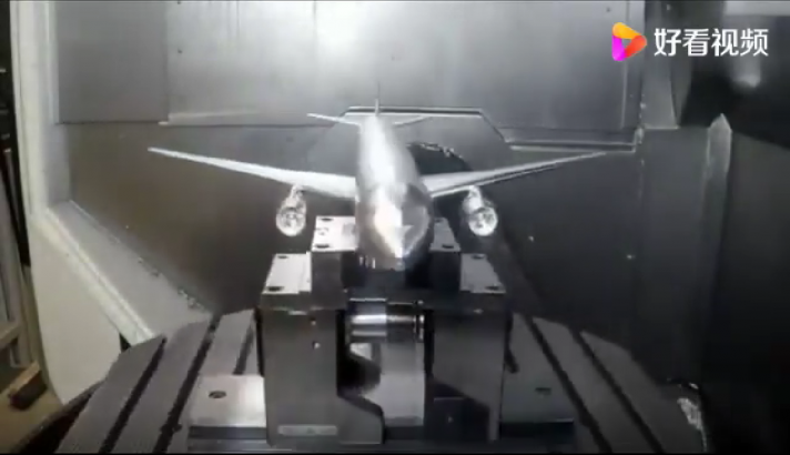 用一整塊鋁板加工一個客機(jī)模型，現(xiàn)代機(jī)械加工有多先進(jìn)