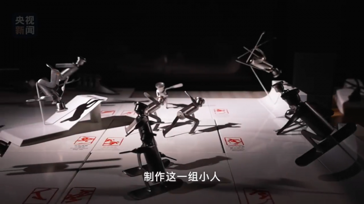 焊工用報(bào)廢飛機(jī)零件做冬奧小人