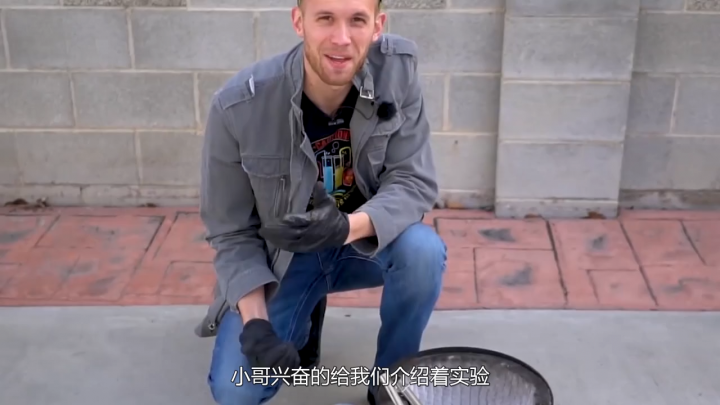 干冰遇到鋁水會怎樣？老外親自測試，鋁水的反應始料不及