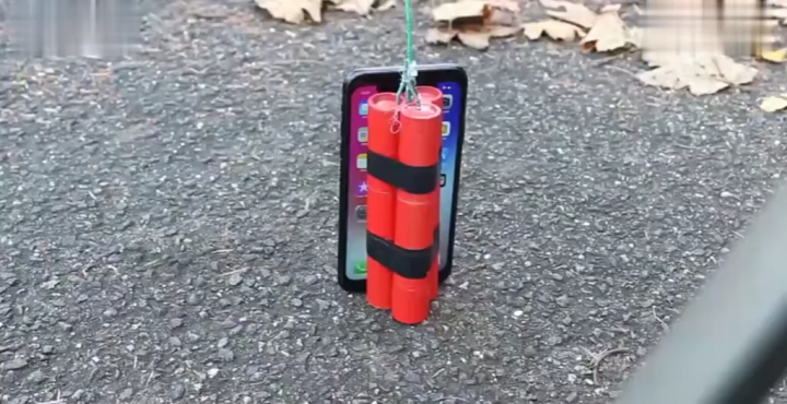 鋁水的威力用多強？看看iPhone的下場就知道了