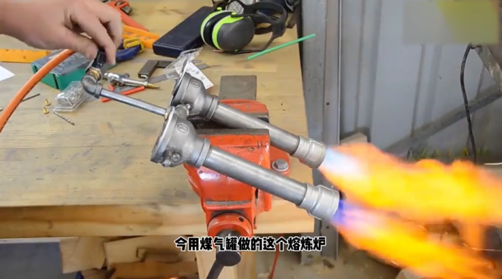 煤氣罐制作銅鋁熔煉爐，從此喝剩的易拉罐可賺大了